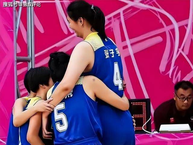 女主从小被啪到大h