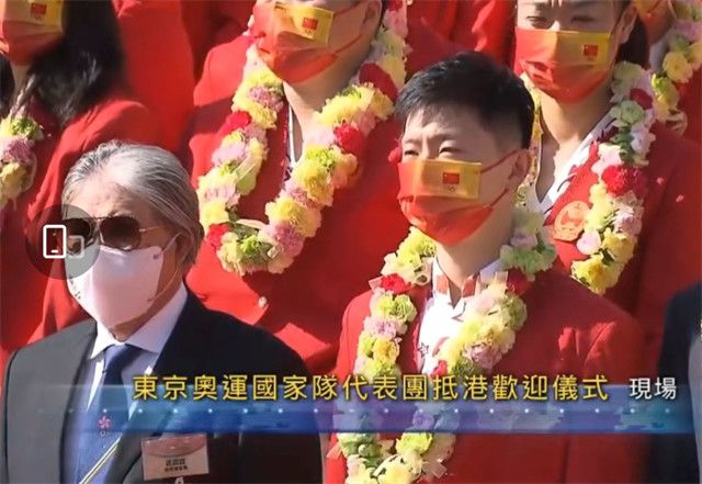 他掀开裙子把舌头伸进去添视频